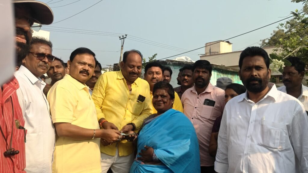 గూడూరులో పెన్షన్ అందించిన డాక్టర్ పాశిం సునీల్ కుమార్.