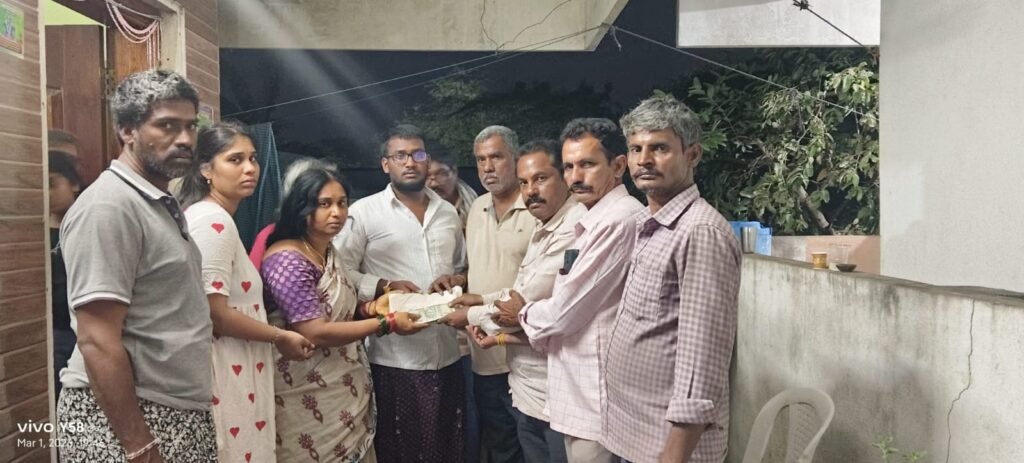 మృతి చెందిన కార్యకర్త కుటుంబానికి 50 వేలు ఆర్థిక సాయం అందించిన పాసిం సునీల్ కుమార్.