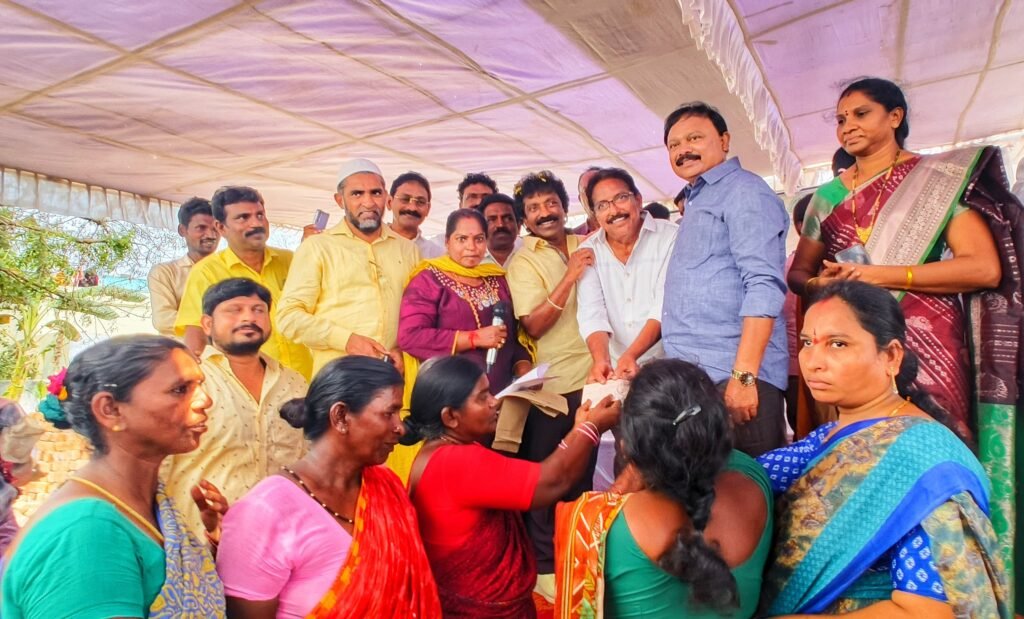 ఎమ్మెల్యే సునీల్ కుమార్ చేతుల మీదుగా స్వయం సహాయక గ్రూపులకు 56 లక్షలు చెక్.