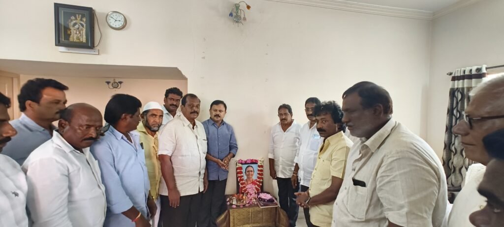 శానంపూడి గోపాల్ రెడ్డి కుటుంబాన్ని పరామర్శించిన ఎమ్మెల్యే సునీల్ కుమార్