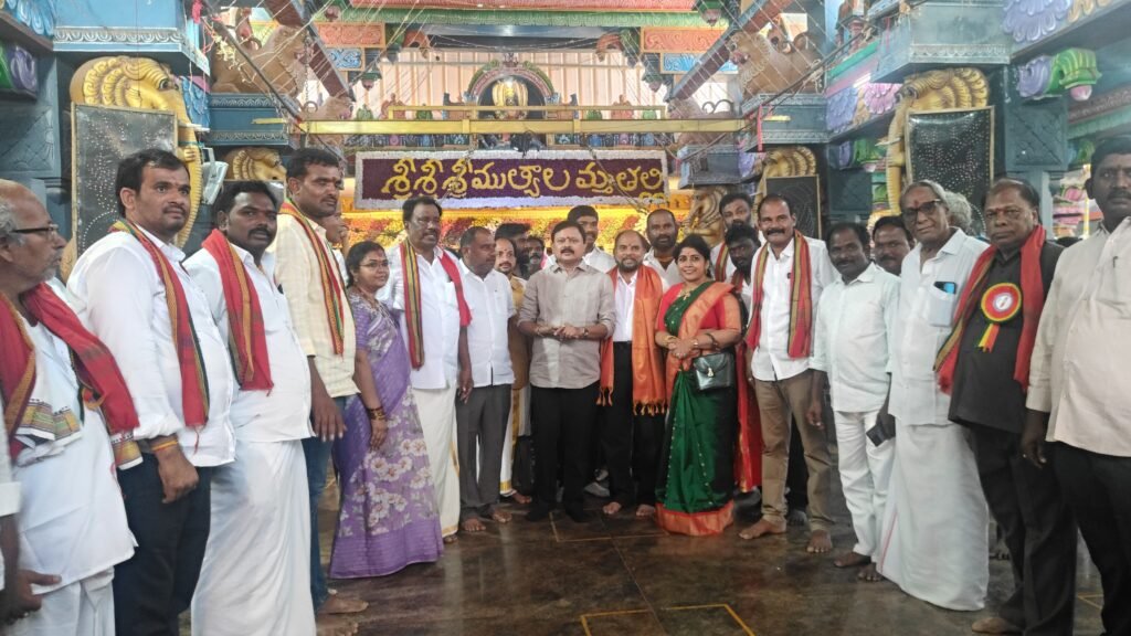 శ్రీశ్రీశ్రీ ముత్యాలమ్మ వారి చీర,సారె అందించిన సునీల్ కుమార్.