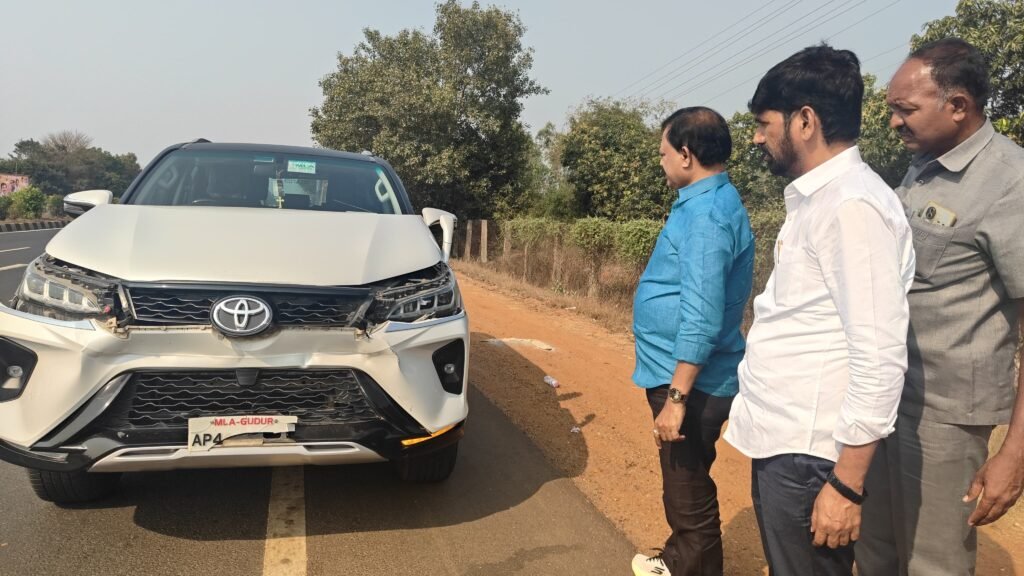 ఎమ్మెల్యే కు తృటిలో తప్పిన ప్రమాదం ప్రజల దీవెనలే కాపాడాయి-సునీల్ కుమార్.