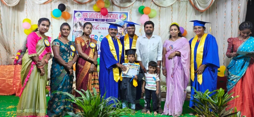 “శ్రీ గాయత్రి లో అట్టహాసంగా గ్రాడ్యుయేషన్ డే వేడుకలు”