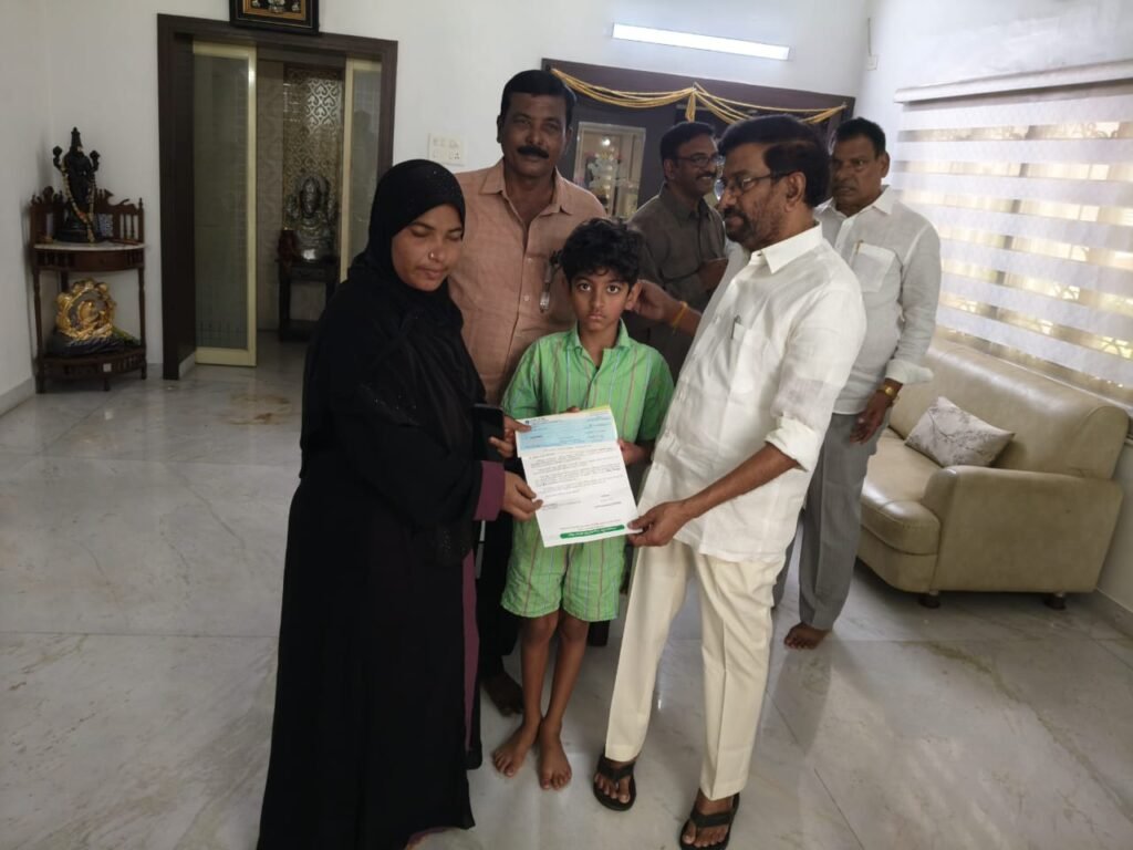 ప్రమాదంలో మృతి చెందిన రఫీ కుటుంబానికి ఆర్థిక సాయం.