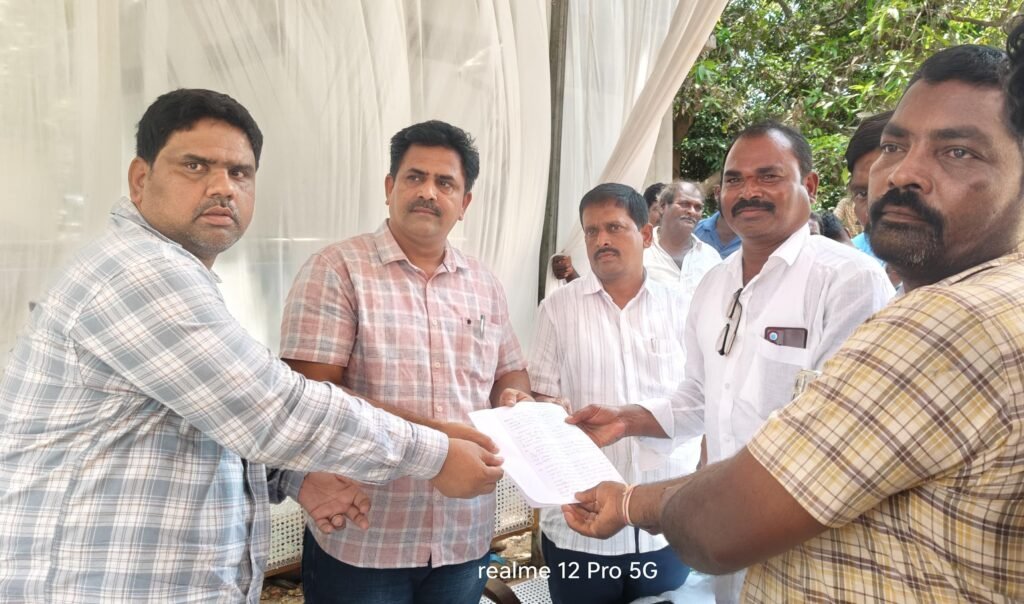 మత్స్యకారుల పొట్ట కొట్టొద్దు.అభివృద్ధికి మేం అడ్డుకాదు:తూపిలిపాలెం పెద్ద కాపు,మాజీ సర్పంచ్ ఆర్కేటి మహేంద్ర.