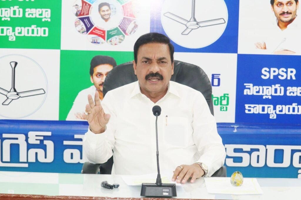పత్రిక కార్యాలయం ముందు ఉద్రిక్తత – మాజీ మంత్రిపై కేసు నమోదు