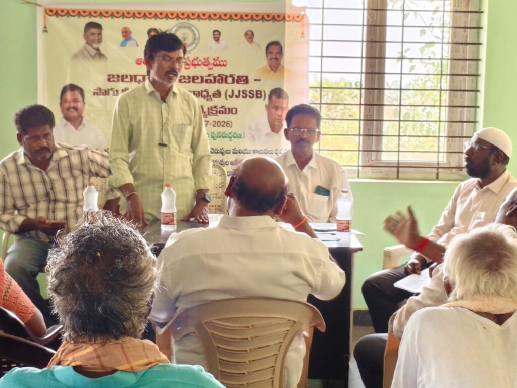 చెక్ డ్యాంలు,కాలువలో పేరుకుపోయిన మట్టి,గడ్డిని పరిశీలించిన అధికారులు.